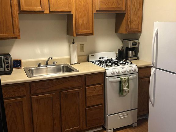 Eat-in Kitchen, View 2
