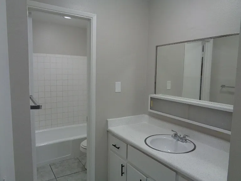 2604 W Pierson St — Photo 8