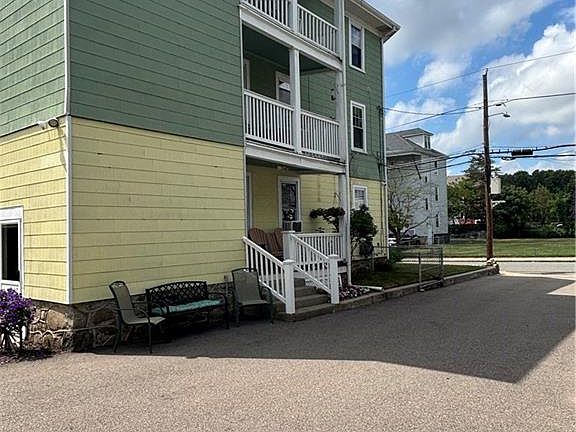 2nd image of 351 Robinson St