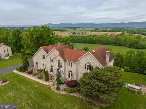 245 Topaz Dr, Chambersburg, PA 17202
