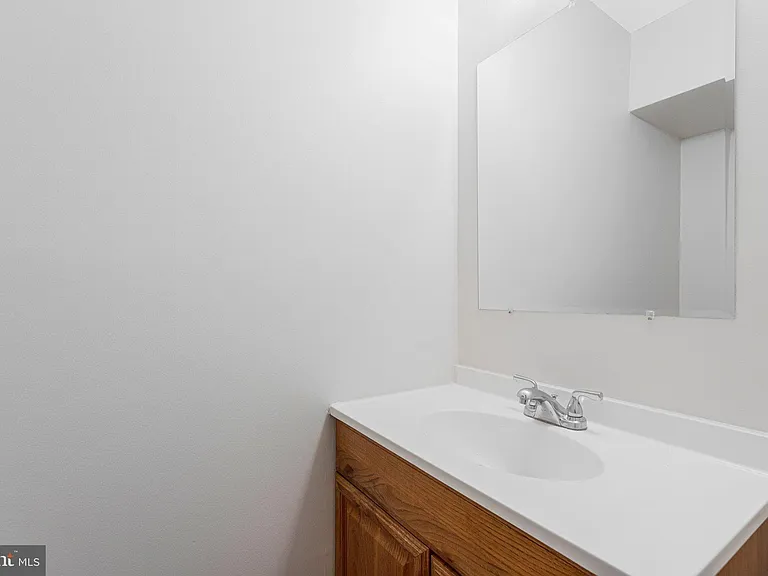 2202 Southgate Sq — Photo 9