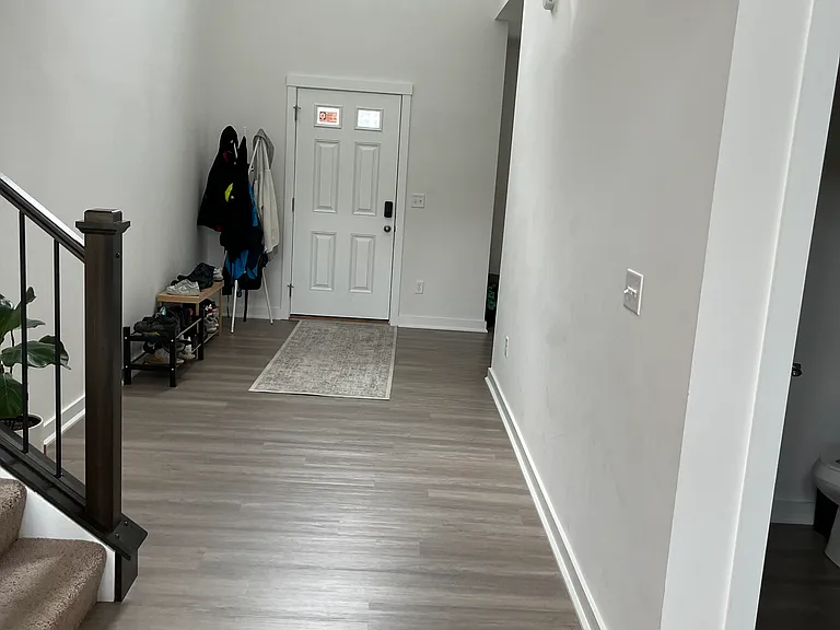 144 Hanford Ln — Photo 2