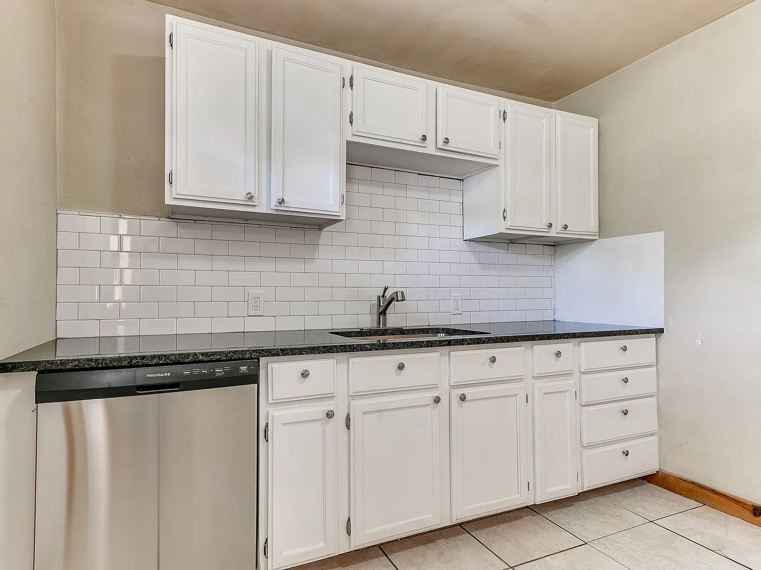 3 bed, 924 sqft, $1,050 — Photo 3