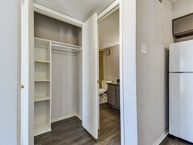 Oak Park Apartments — Photo 10