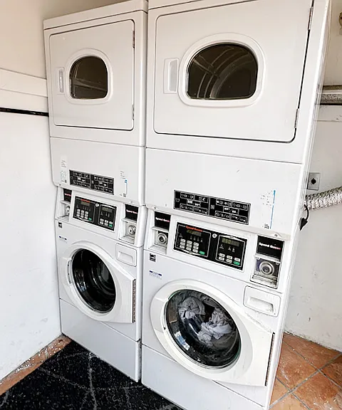 10944 STRATHMORE DRIVE, Westwood, CA 90024 - LAUNDRY FACILITIES