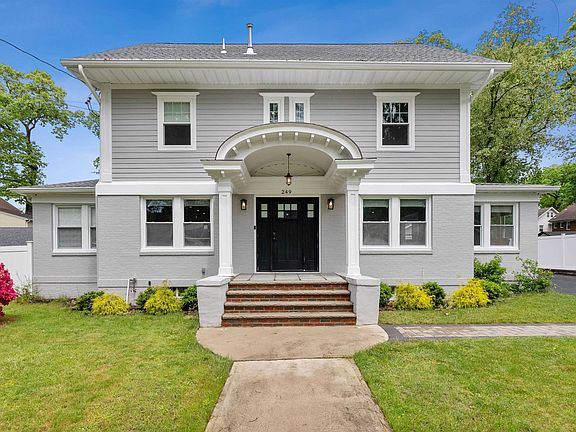 4th image of 249 Heywood Ave