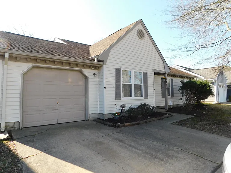 1433 Drumheller Dr — Photo 2