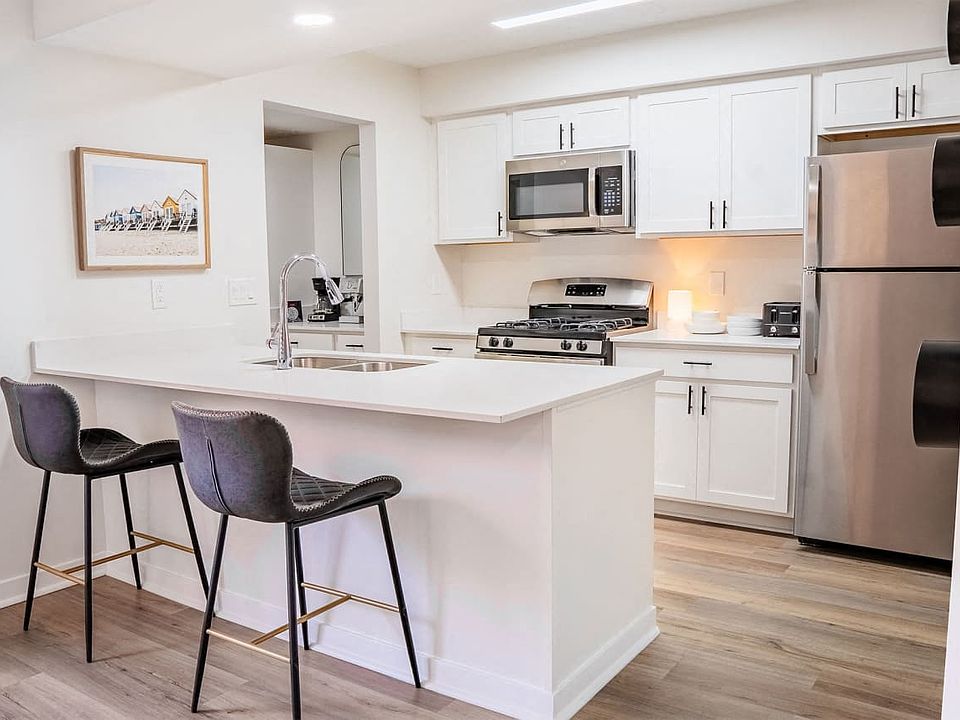 Open Concept Kitchen w/ Barstool Seating
