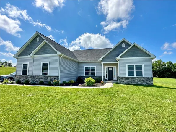 785 Emerald Valley Ln, Bangor, PA 18013