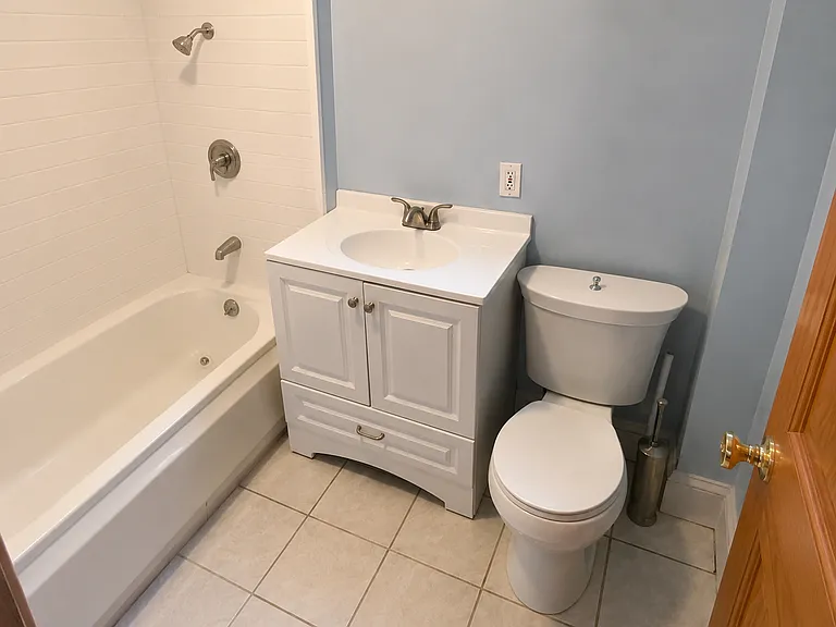 4 Leeds St #1 — Photo 4