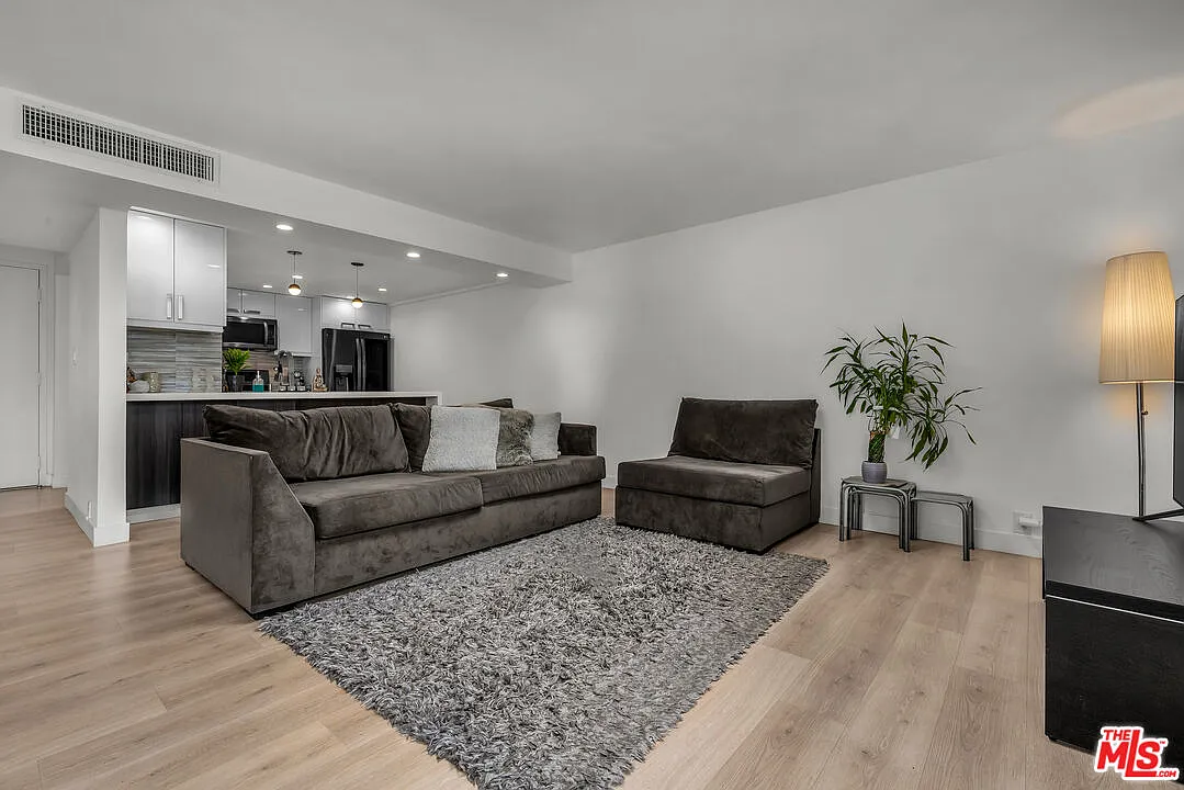 2 bed, 2.0 bath, 1352 sqft, $5,000 — Photo 3