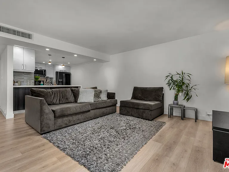 10535 Wilshire Blvd #1014 — Photo 3