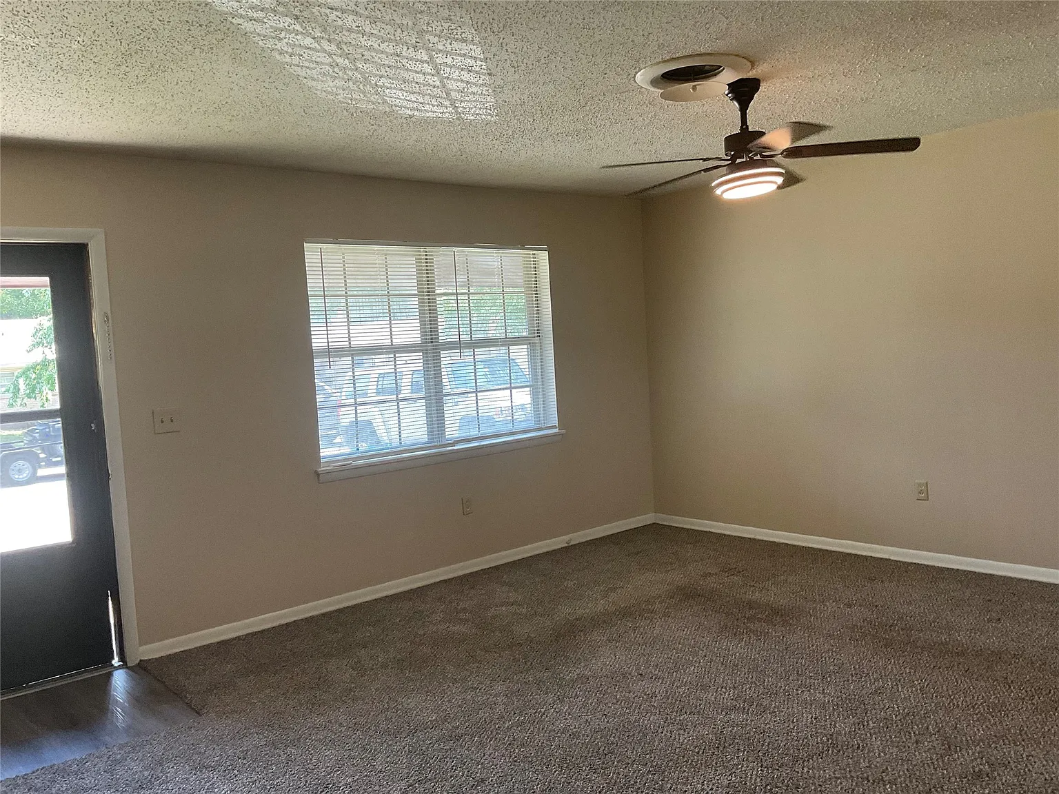 2 bed, 1.0 bath, 990 sqft, $950 — Photo 3