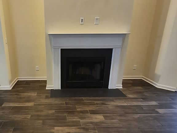 Livingroom with fireplace (wood burning)