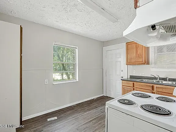 2932 Rhonda Rd — Photo 3