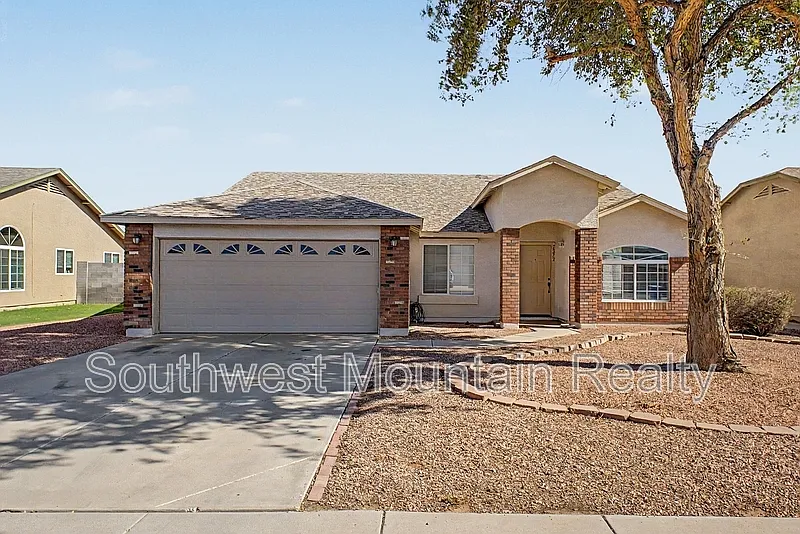 4 bed, 2.0 bath, 1918 sqft, $2,495 — Photo 2