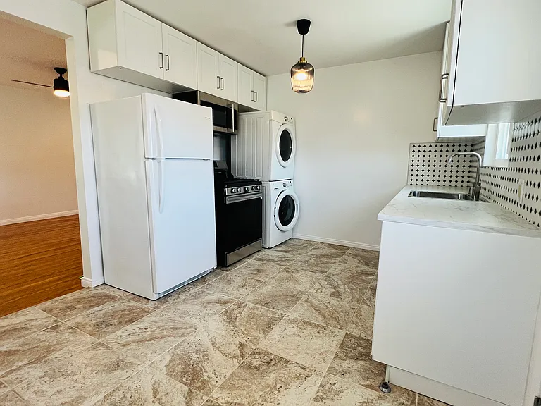 3131 Dwight St — Photo 3