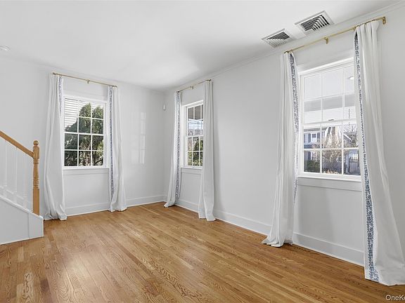 4th image of 7 Adelaide St