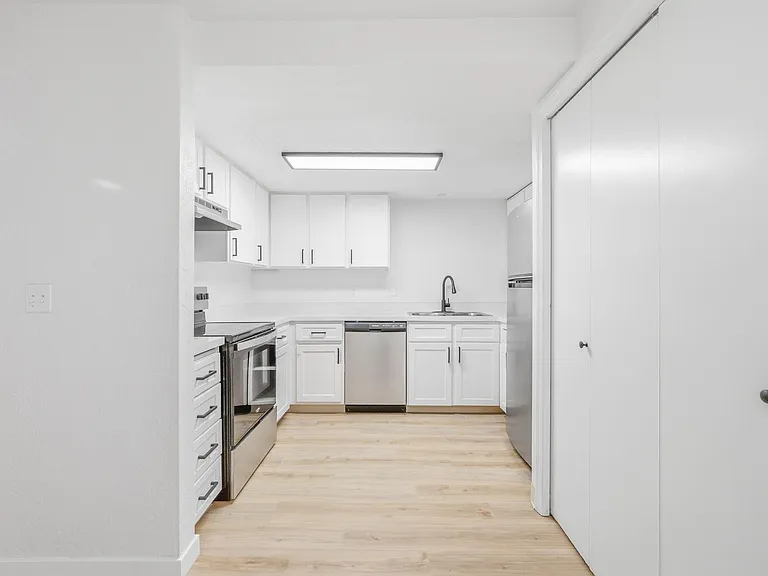 Hilltop Apartments — Photo 32