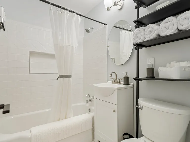 Main Bathroom (NOT FURNISHED)