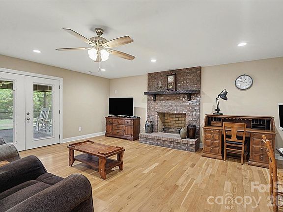 5th image of 658 Hicks Hill Rd