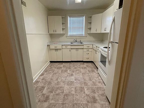 4th image of 123 Tyler Cres W #8