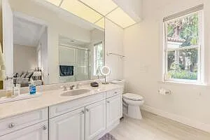 901 SE Riverside Dr — Photo 41