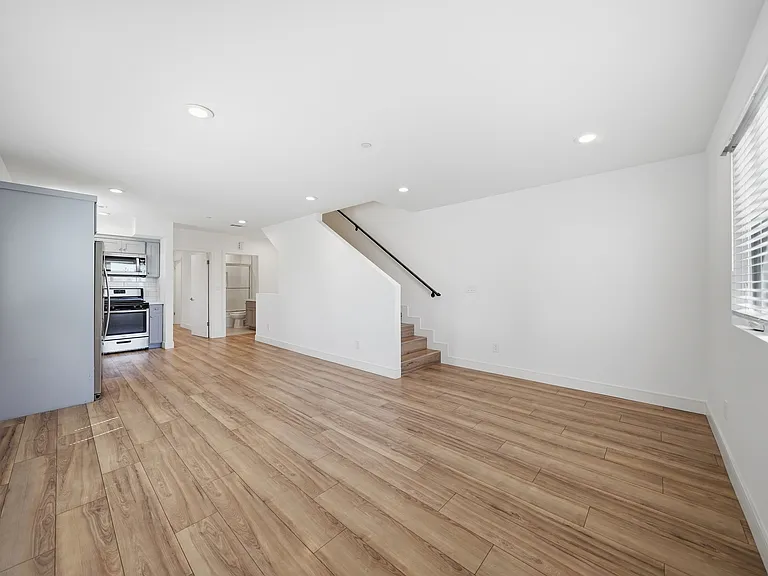 1235 1/2 W 39th Pl — Photo 21