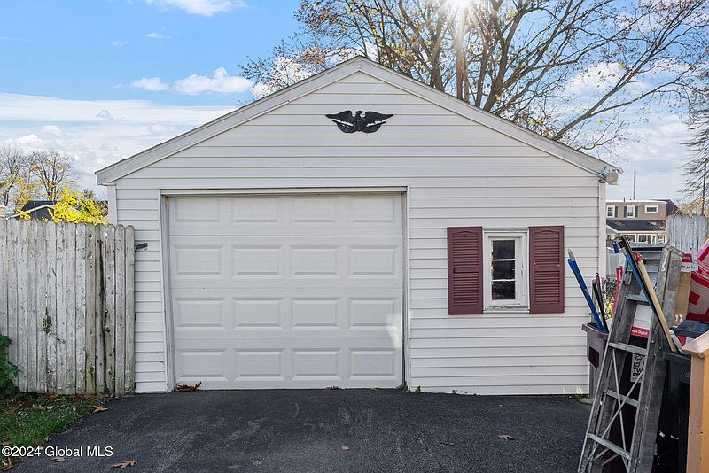 4th image of 109 Glenville Street