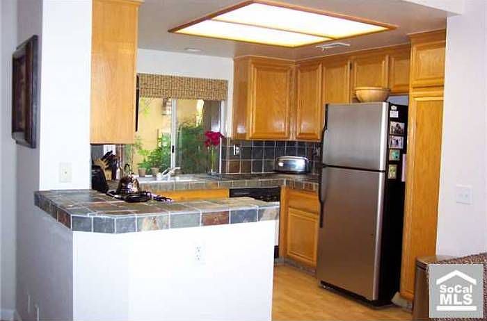 kitchen w/ slate counter