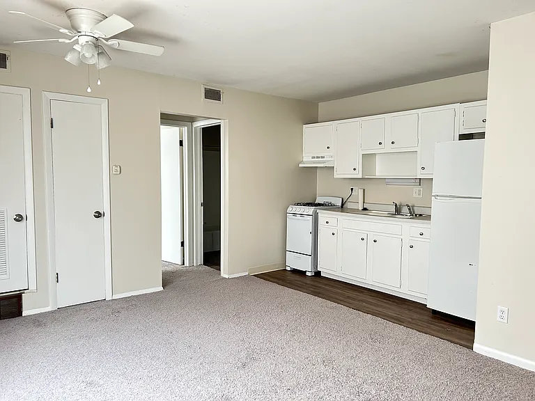 2157 Summit St — Photo 2