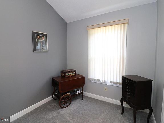 3rd image of 218 Fountain Farm Ln