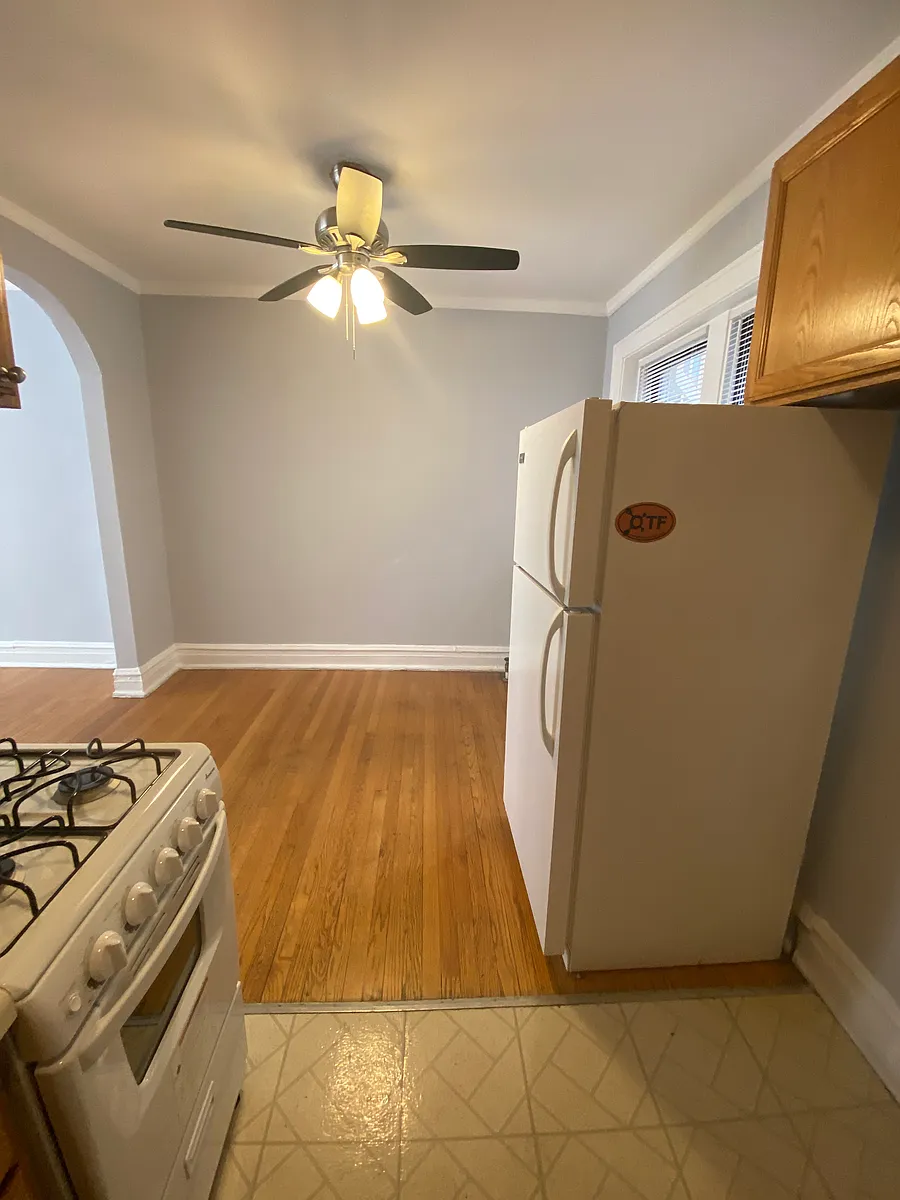 Building Photo - 4266 W Irving Park Rd #212