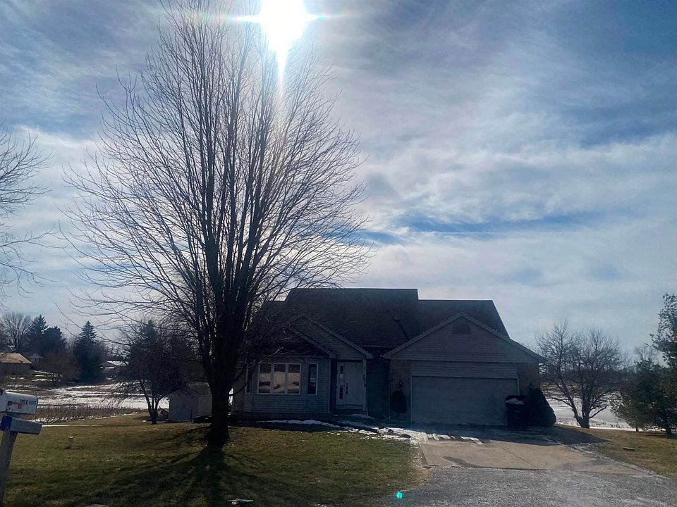 3 bed  loft 2 1/2 Bath on full unfinished basement .64 acres