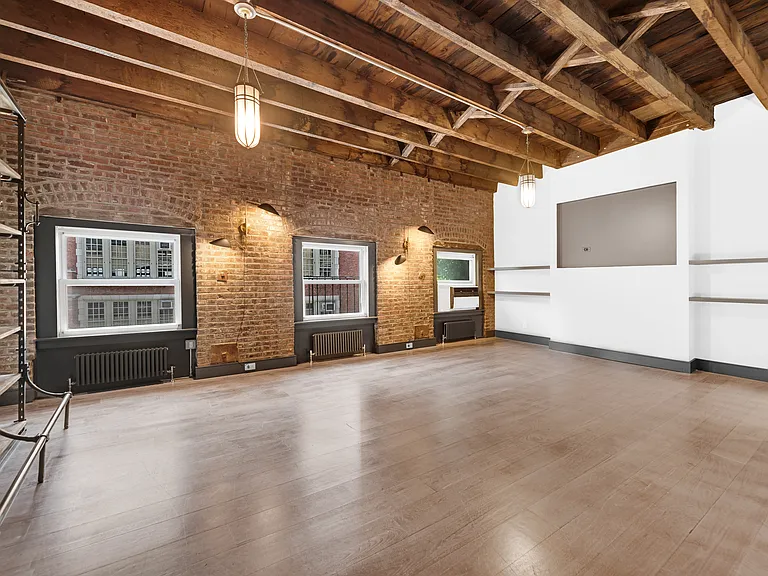 323 W 21st St #3 — Photo 1