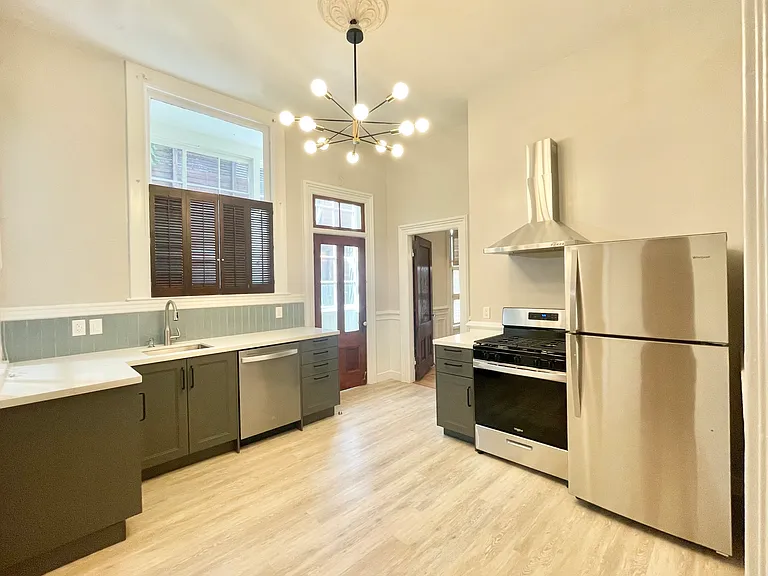 885 Waller St — Photo 10