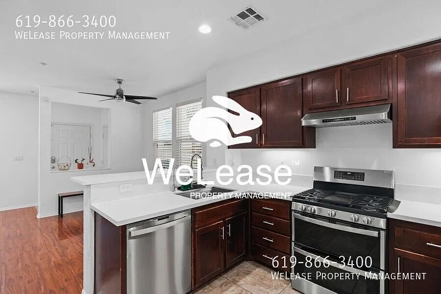 4 bedroom 2-story town house! — Photo 2