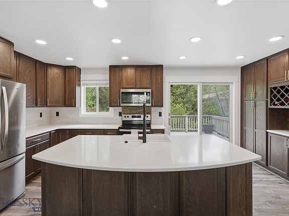 4th image of 16 Arrowwood Dr