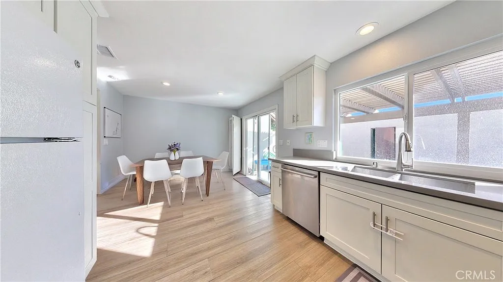 3 bed, 1.5 bath, 1240 sqft, $3,600 — Photo 4