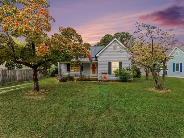 104 N 12th St, Erwin, NC 28339