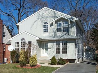 20 Donaldson Pl, Roslyn Heights, NY 11577