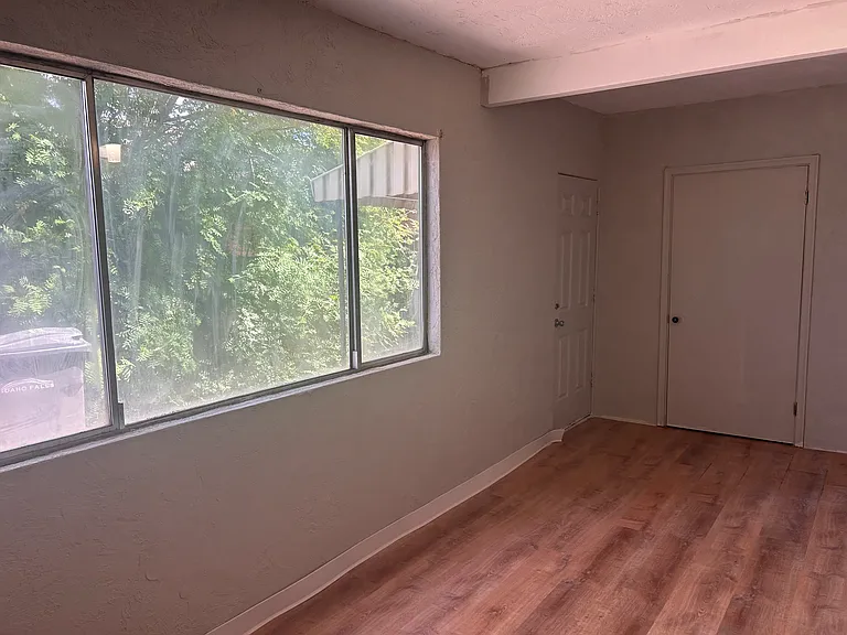 896 Raymond Dr #3 — Photo 8
