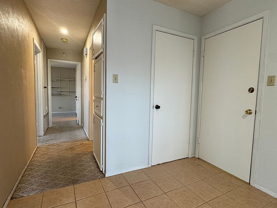 Hallway & breakfast area