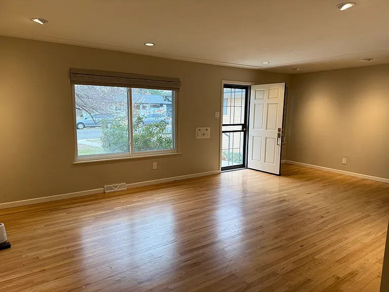837 S Grape St — Photo 8