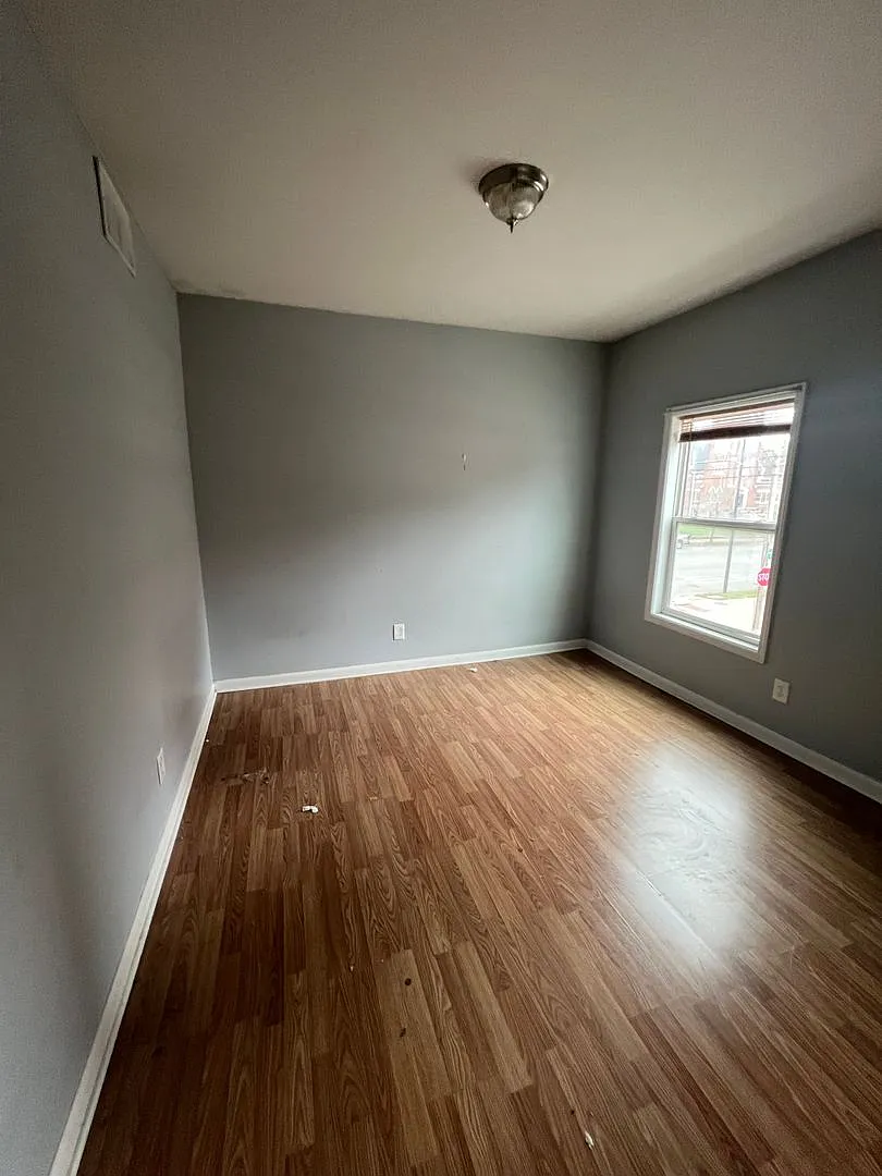 Spacious Three-Bedroom Apartment in the Russell Neighborhood — Photo 2