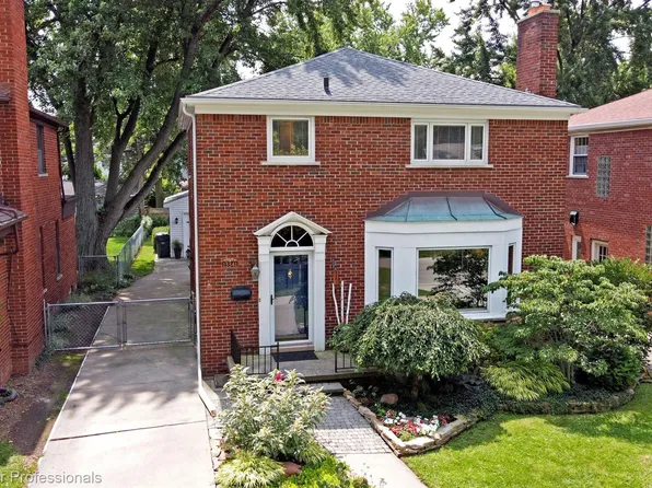 13341 Victoria Ave, Huntington Woods, MI 48070
