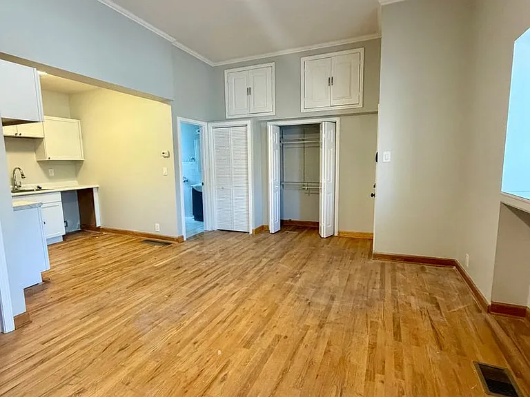 900 N Western Ave — Photo 5