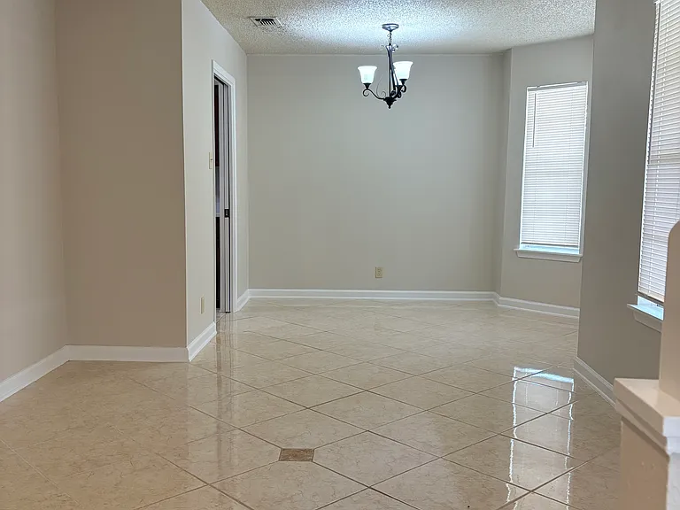 4514 Temple Hl — Photo 5