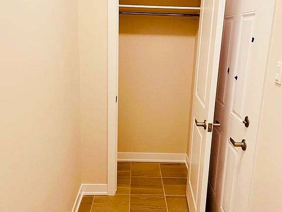 4th image of 380 Les Emmerson Dr