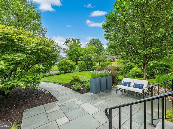 3rd image of 7052 Bradley Cir